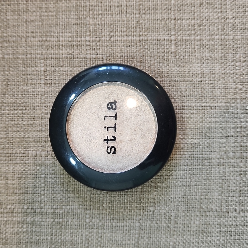 Single eyeshadow (gently used)